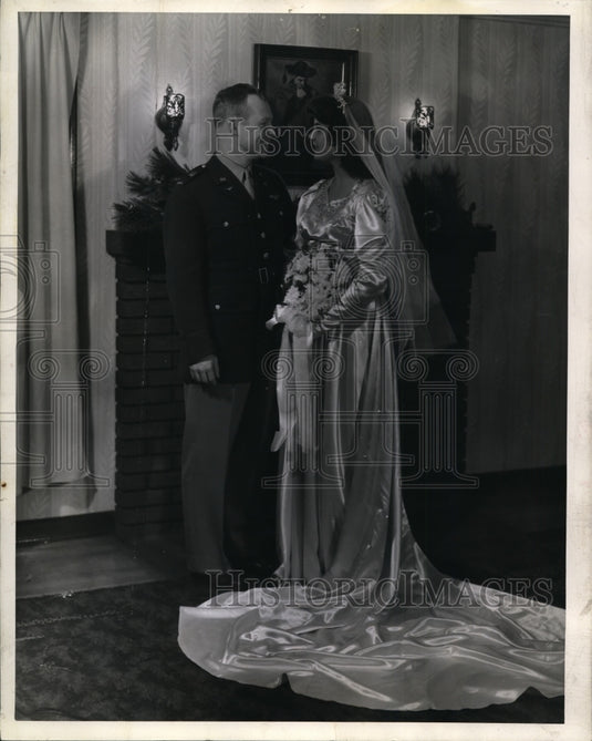 1944, Lieutenant & Mrs. William L. Richards Wedding - cvb06410 - Historic Images