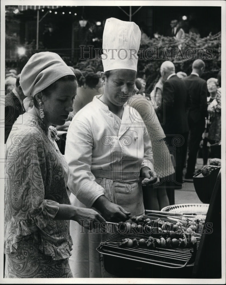 1969 Press Photo Janet Beighle in Washington D.C. with New Zealand chef. - Historic Images