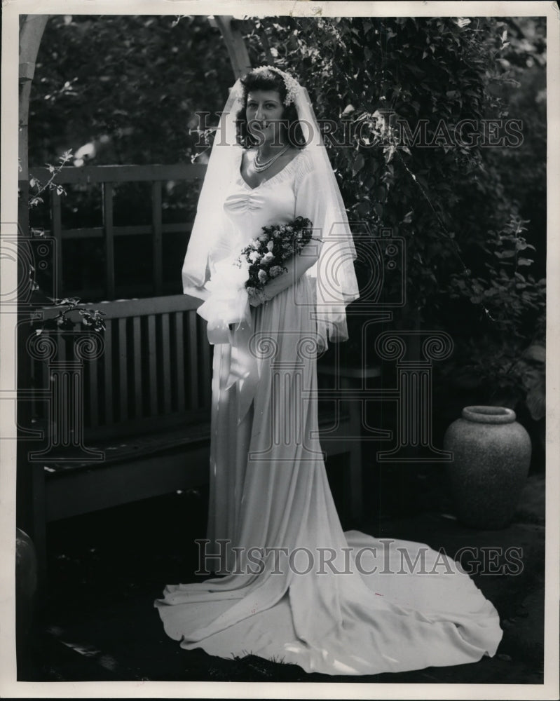 1946 Press Photo Fashions, Wedding Gowns. Margaret Ellen Young. - cvb06540 - Historic Images