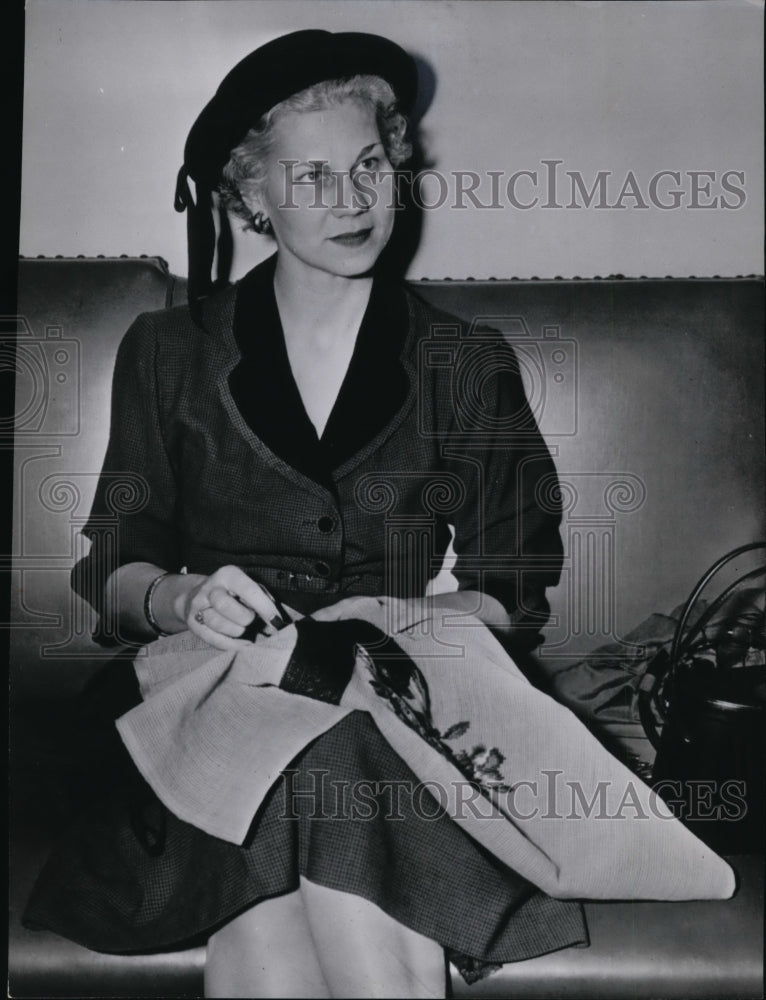 1954 Press Photo Betty Sheppard Does Needlepoint While Husband Stephen Testifies - Historic Images