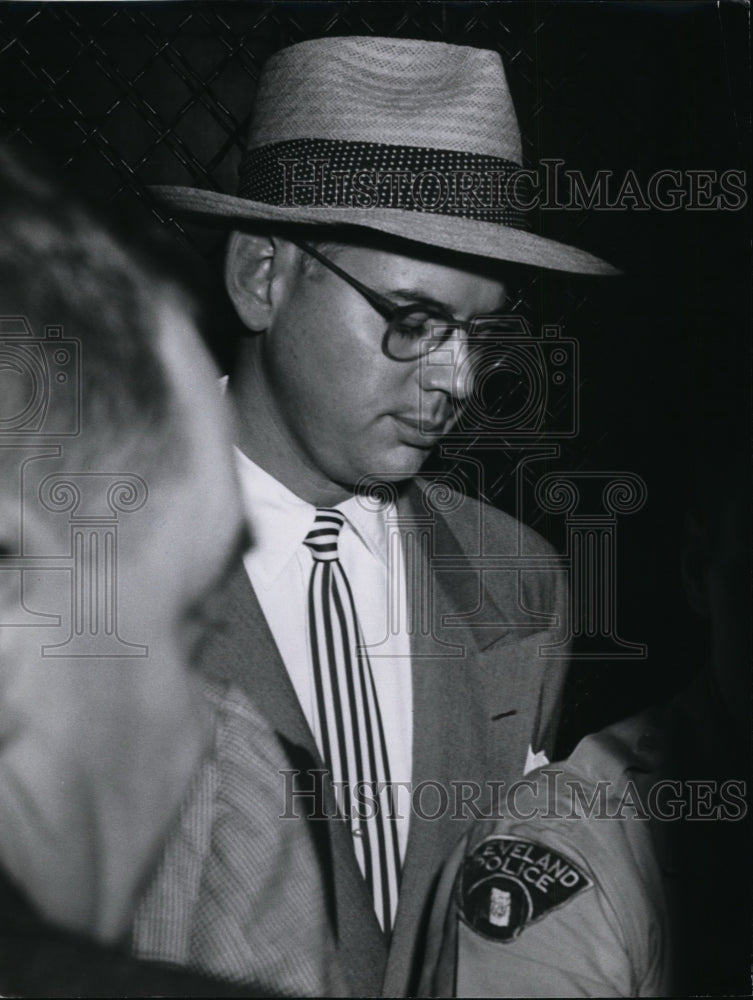 1954 Press Photo Dr. Stephen A. Sheppard in Elevator Samuel Sheppard Murder Case - Historic Images