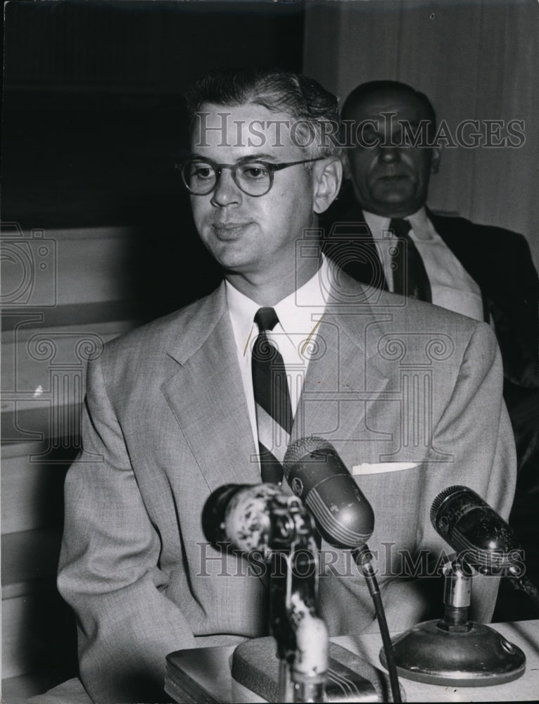 1954, Dr. Steve Sheppard takes the stand. - cvb06592 - Historic Images