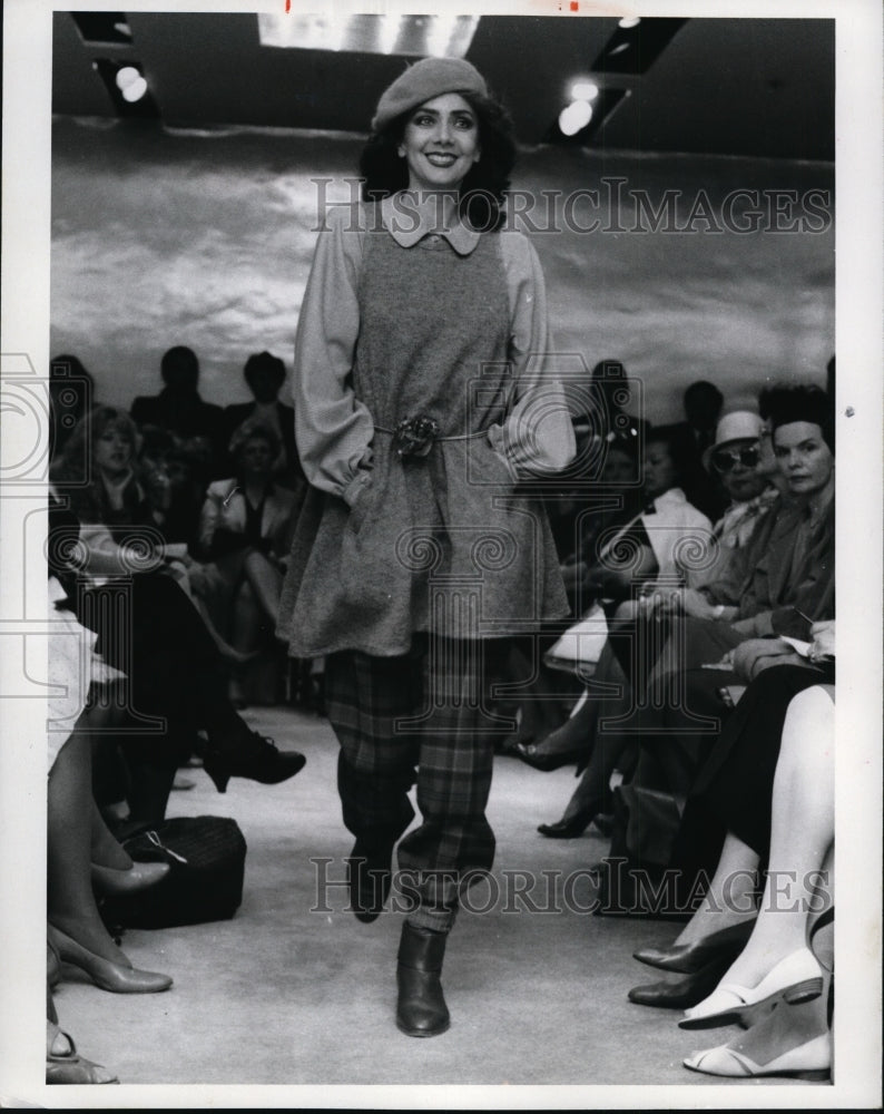 Press Photo Geoffrey Beene favors a layered look with tunic tops and plaid pant - Historic Images