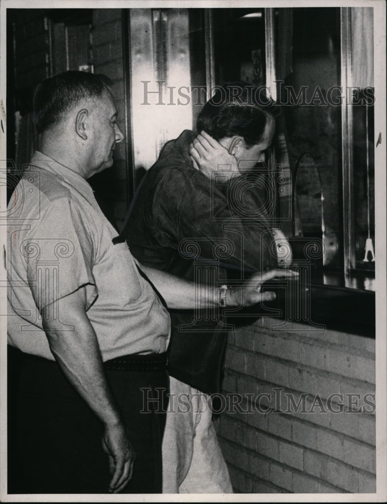 1954 Press Photo Cheif night jailer (left) Joseph Yusko and Dr. Sam Sheppard. - Historic Images