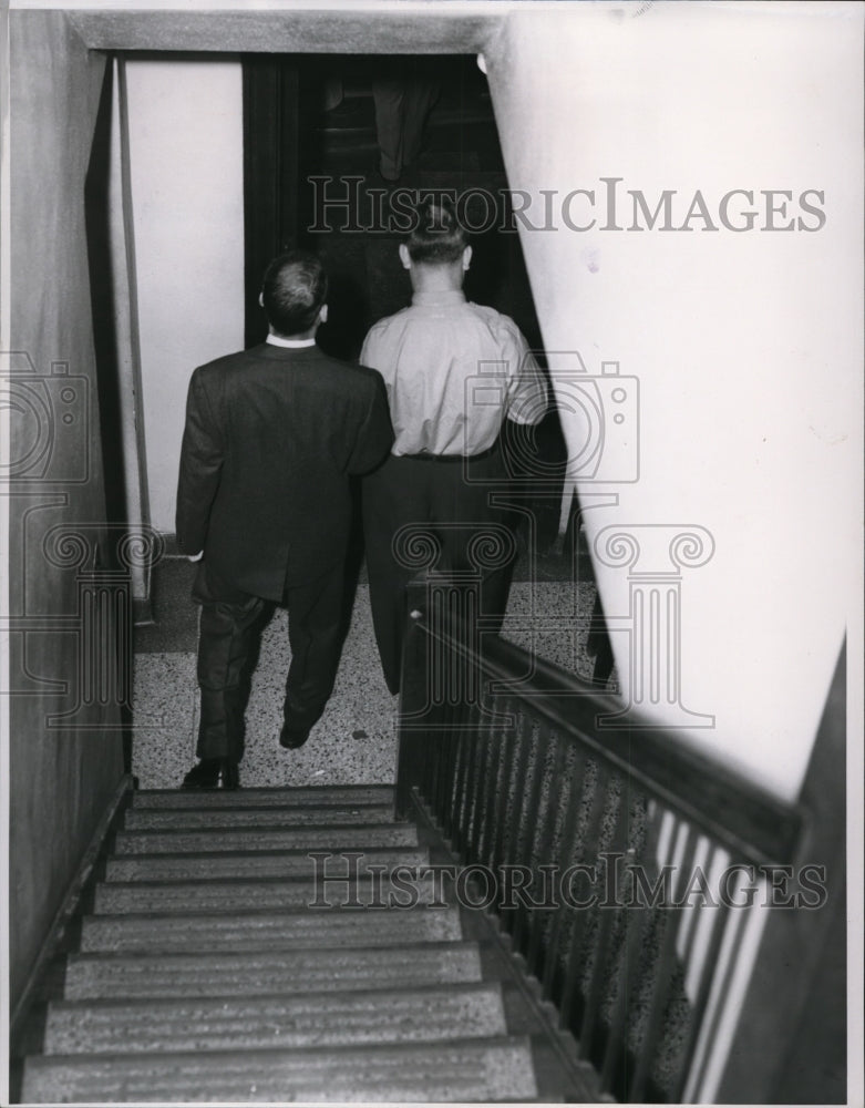 1954 Press Photo Dr. Sam Sheppard, going into court with Deputy Kilroy. - Historic Images