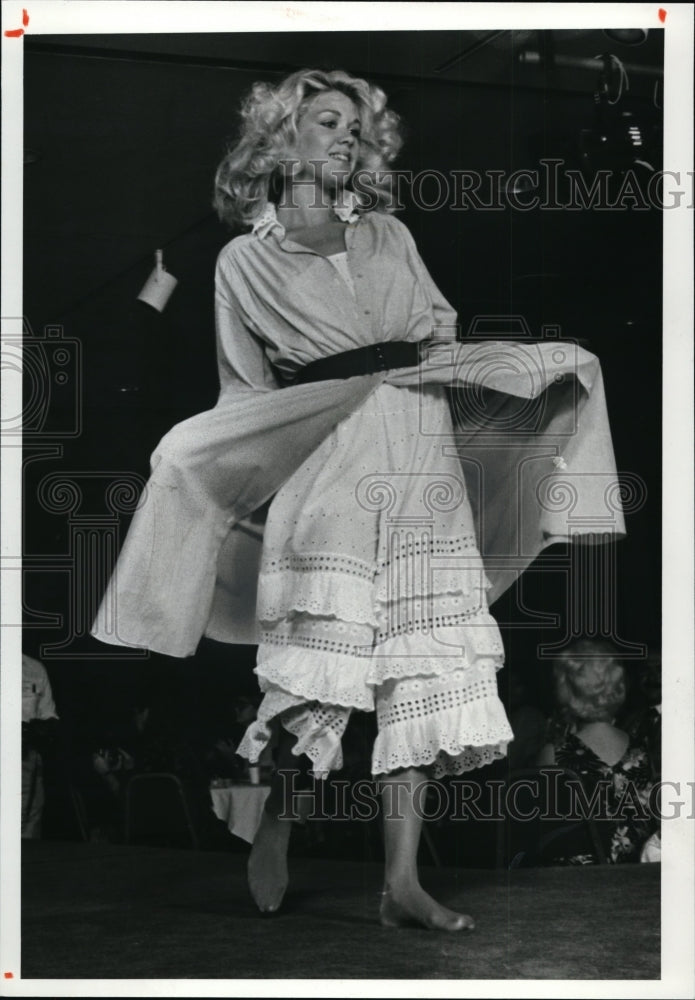 1981 Press Photo Fashions of Spring and Summer 1982. - cvb06667 - Historic Images