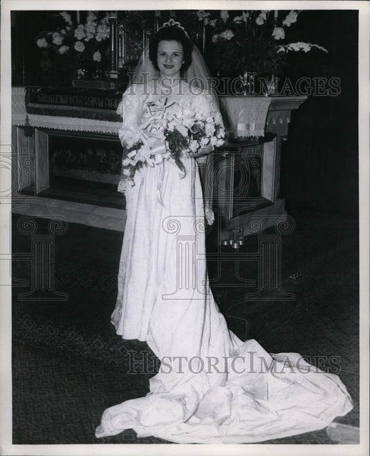 1946 Press Photo Fashions, Wedding Gowns. Mrs. John James Nosetic. - cvb06671-Historic Images