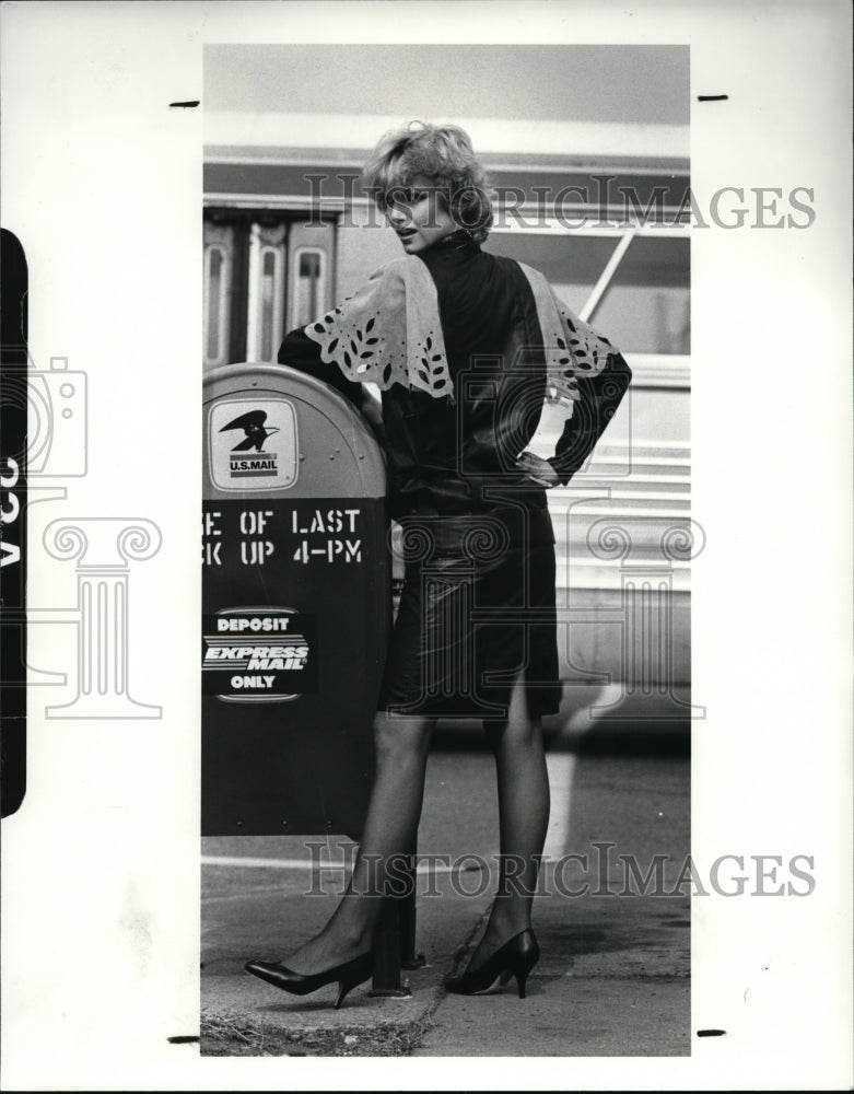 1982 Press Photo Model Wearing Black Above Knee Skirt with Black Top - cvb06677 - Historic Images