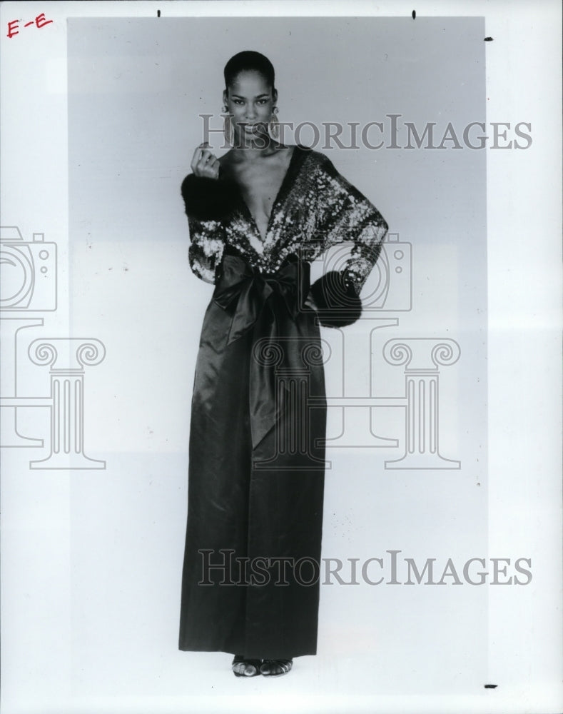 1982 Press Photo Theretha Allen Models Dominic Rompollo&#39;s Beaded Bodice Gown - Historic Images