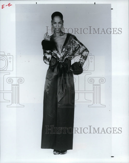 1982 Press Photo Theretha Allen Models Dominic Rompollo's Beaded Bodice Gown - Historic Images