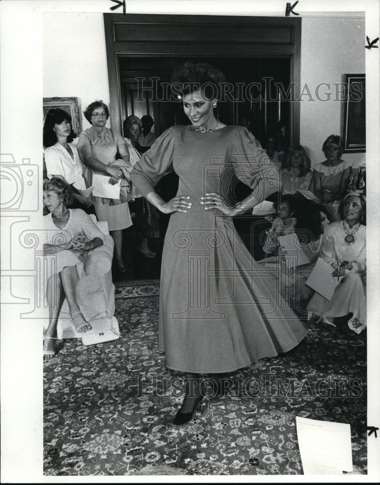 1982 Press Photo Model Wearing Three Quarter Sleeve with Flair Skirt Dress - Historic Images