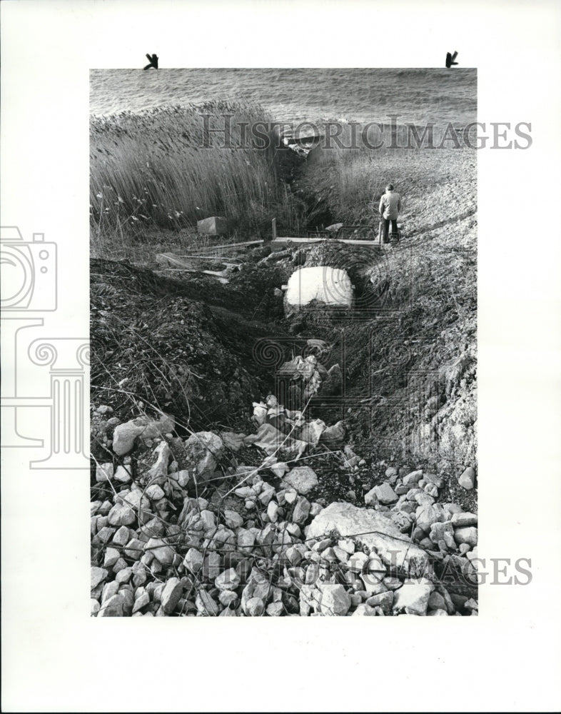 1983 Press Photo A man stands near a drainage culvert in Painsville - Historic Images