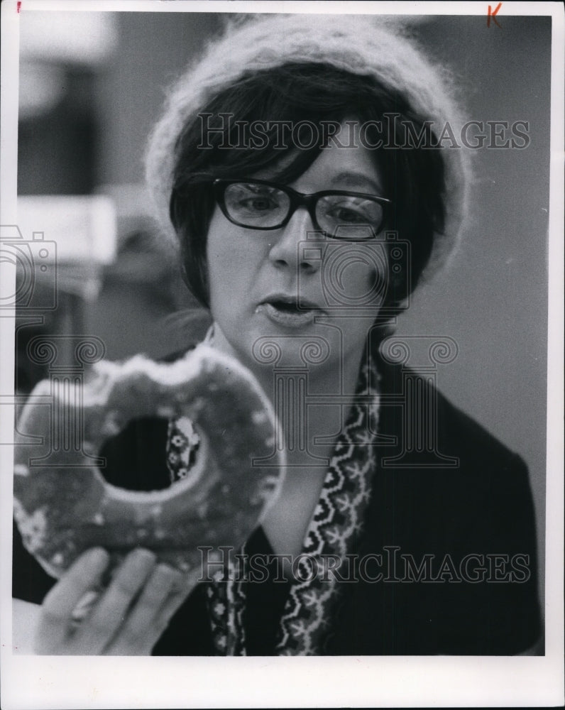 1971 Press Photo Plain Dealer&#39;s Janet McCue. - cvb06910 - Historic Images