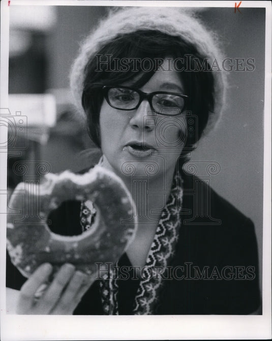 1971 Press Photo Plain Dealer's Janet McCue. - cvb06910 - Historic Images