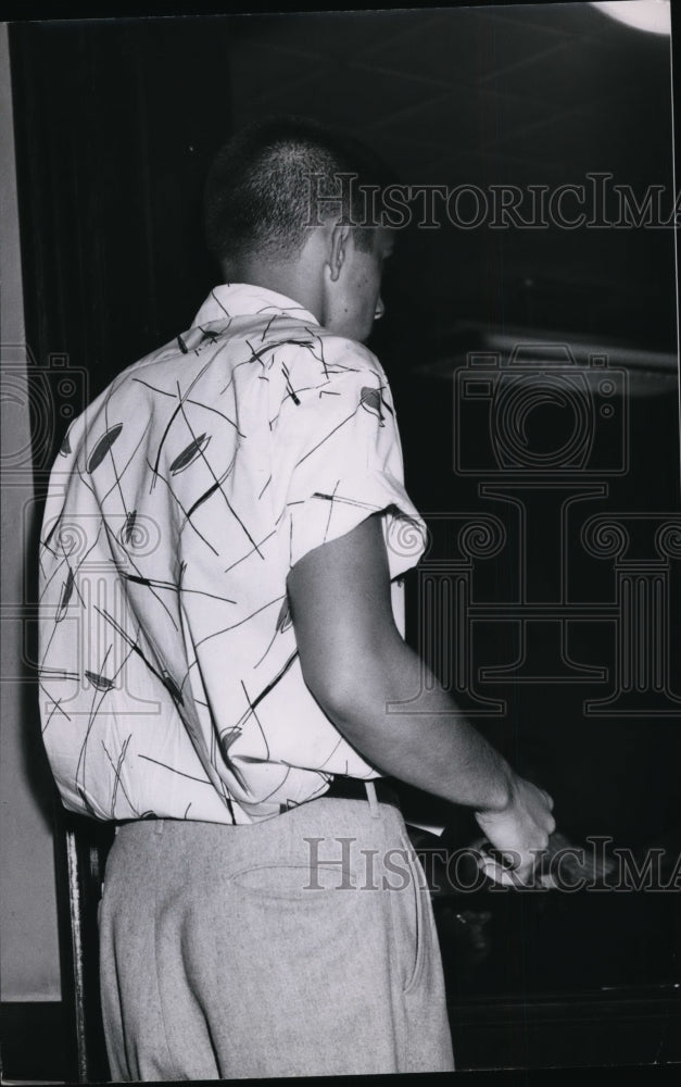 1954 Press Photo Larry Howk with his back to the camera - cvb06999 - Historic Images