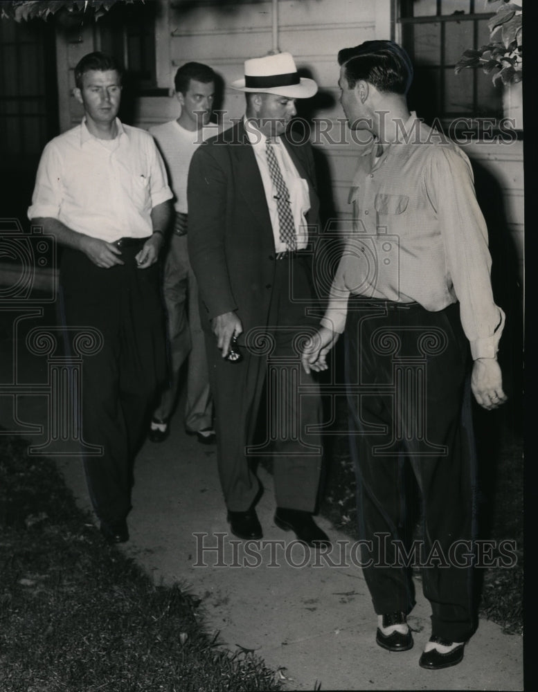 1954 Press Photo Police are seen leaving the Sheppard home after reviewing event - Historic Images