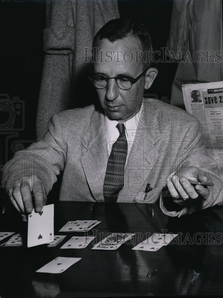 Press Photo James C Bird a prospective juror plays cards to pass the time - Historic Images