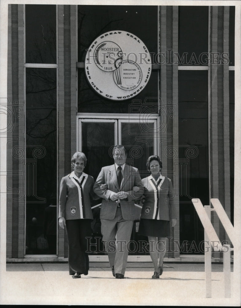 1975 Press Photo Wooster Mayor Roy P. Stype leaves City Hall. - cvb07078 - Historic Images