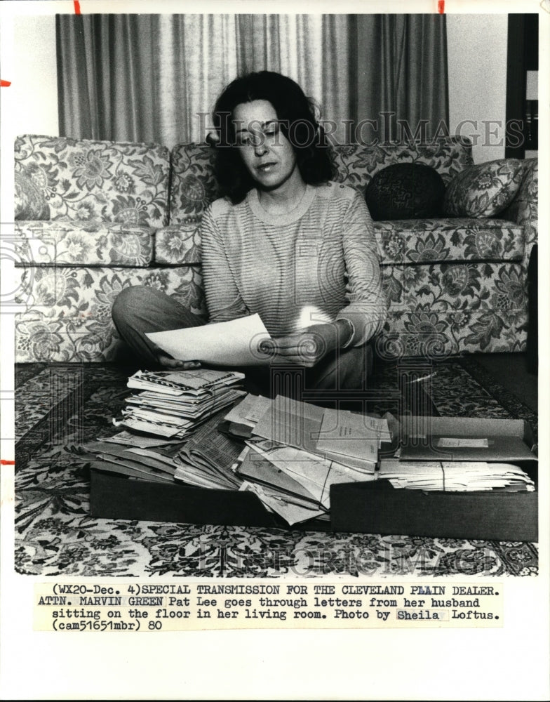 1980 Press Photo Pat Lee goes through countless letters from her husband - Historic Images