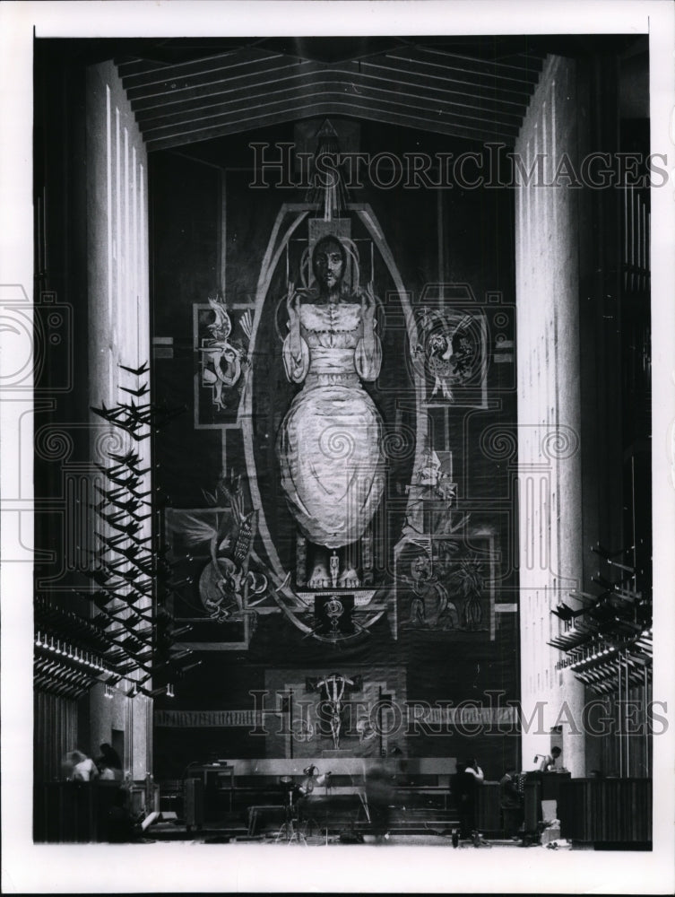 1962 Press Photo &quot;Christ in Majesty,&quot; tapestry in new cathedral in Coventry Eng. - Historic Images