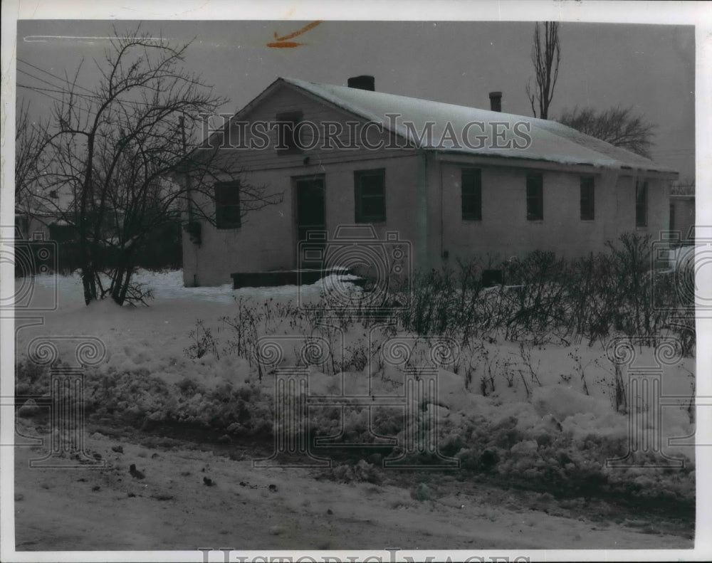 1964 Press Photo Akron water line runs in front of this home in Twinsburg Ohio - Historic Images