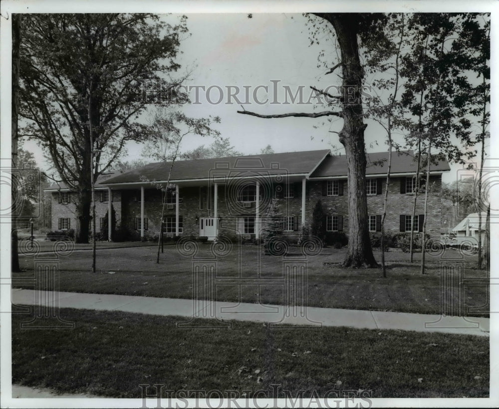 1968 Deep Wood Apartments-Historic Images