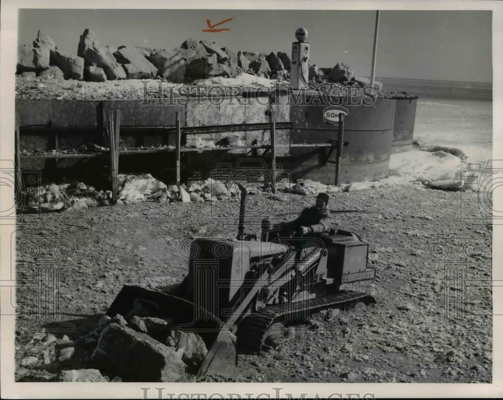 1964 Digging Channel for Summertime-Historic Images
