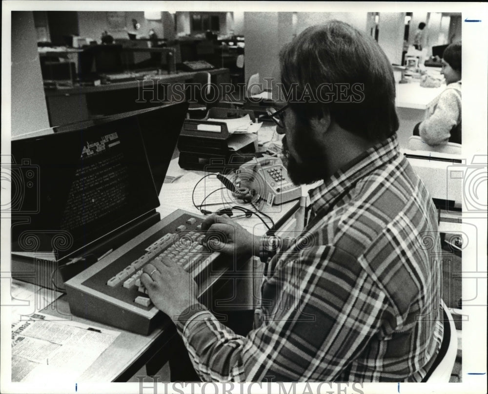 1980 Press Photo Jim Stranh typing at a computer used for data processing - Historic Images