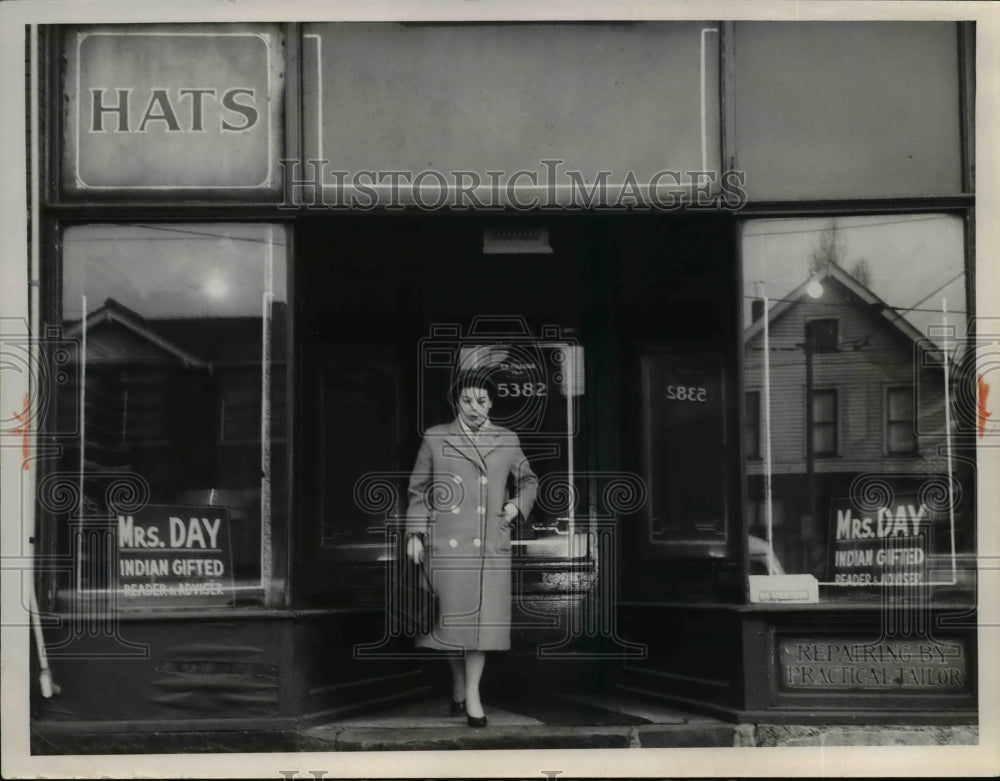 1968 Press Photo Mary Strassmeyer leaving Mrs Day Indian Gifted Reader - Historic Images