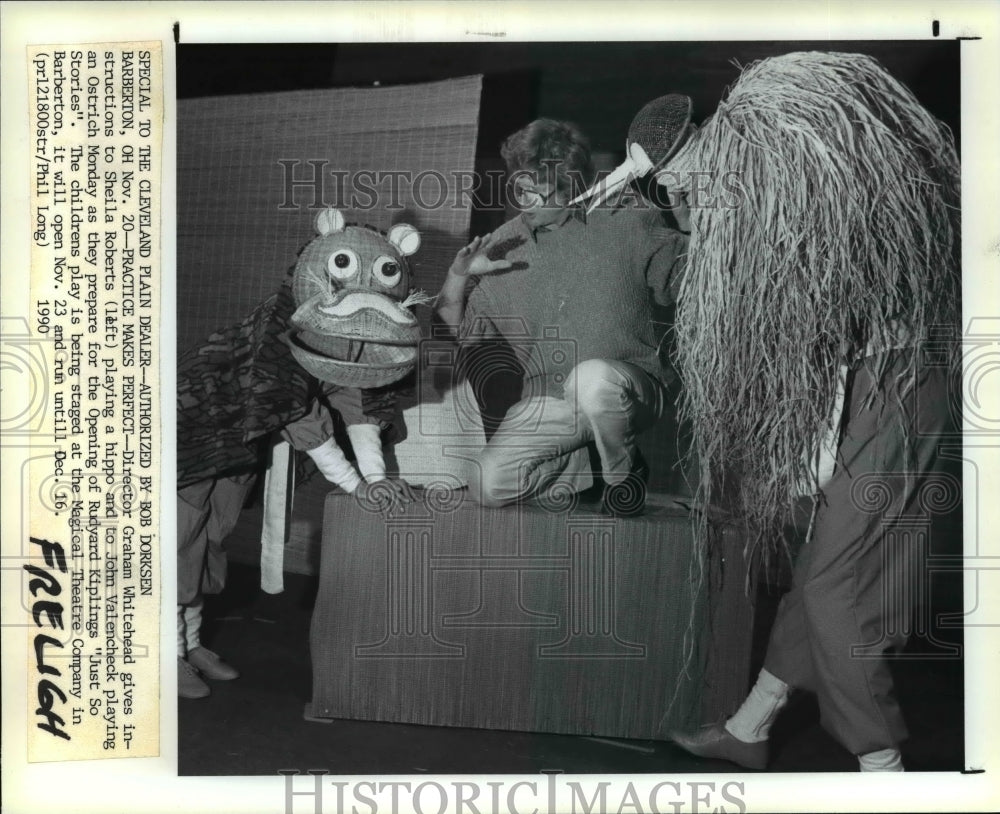 1990 Press Photo Graham Whitehead give Sheila a instruction to play hippo- Historic Images