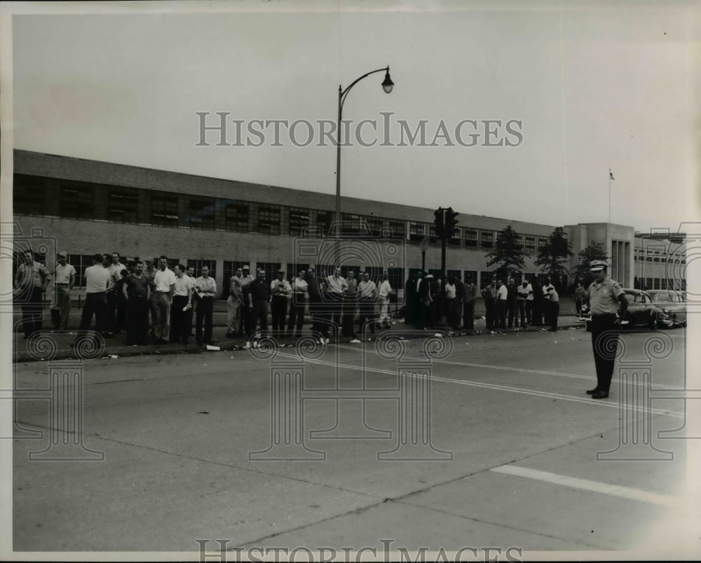 1955 Press Photo Strikers at Brookpark-Chevy plant - cvb07792 - Historic Images