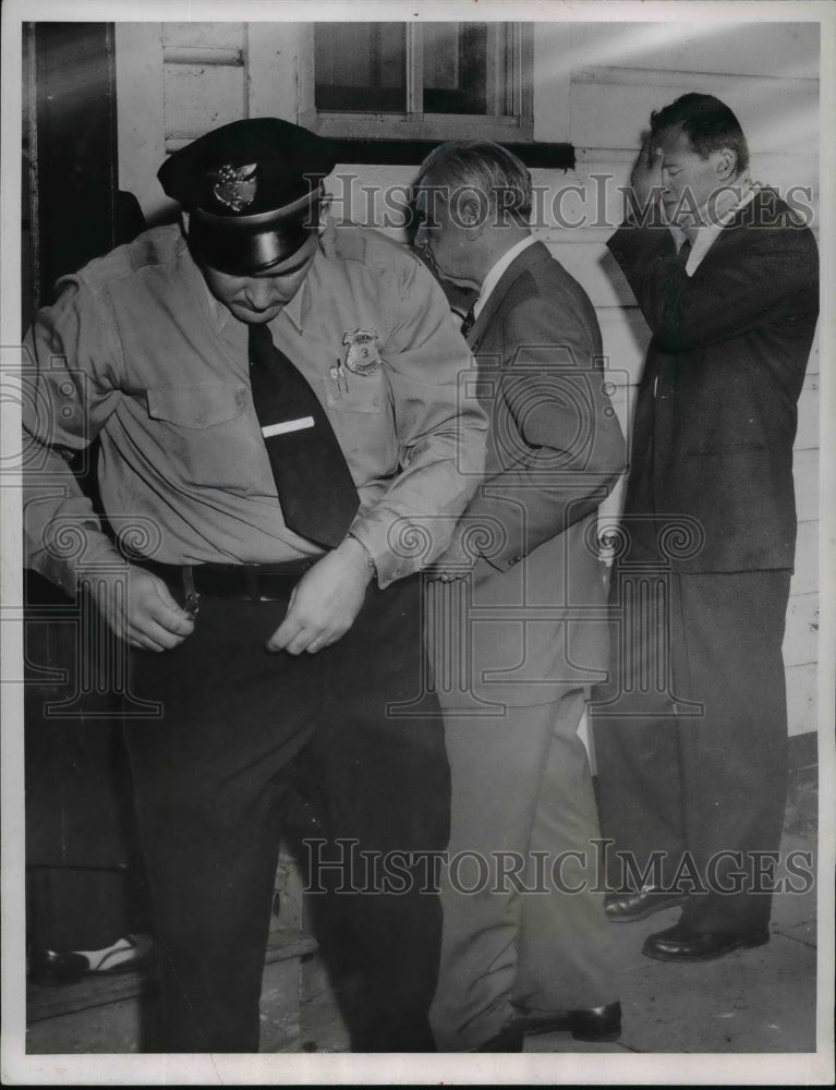 1954 Press Photo L-R; Patrolman Howard Smith, Atty W.J. Cooreg &amp; Dr. Sheppard - Historic Images