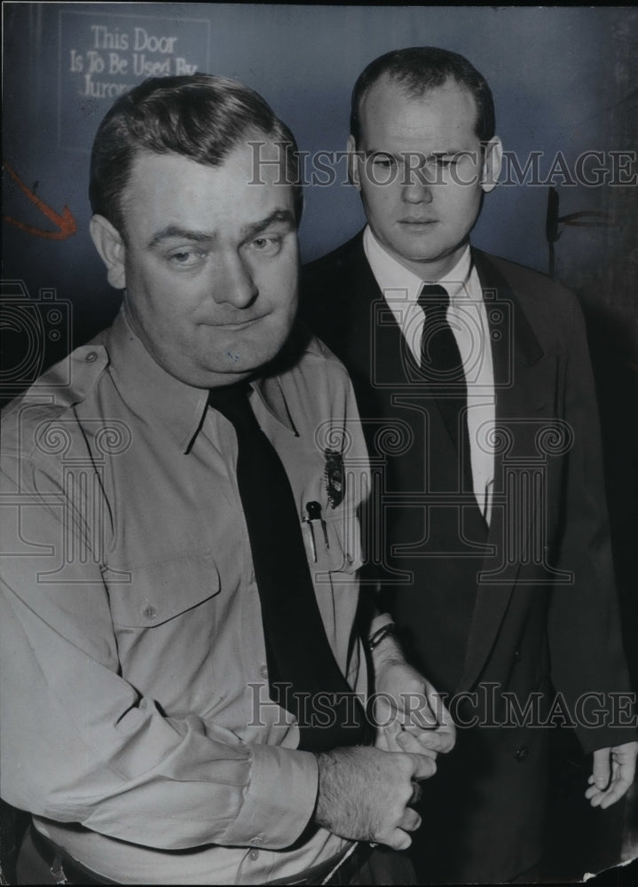 1954 Press Photo Dr. Sam Sheppard enters the courtroom cuffed to Deputy Sheriff - Historic Images