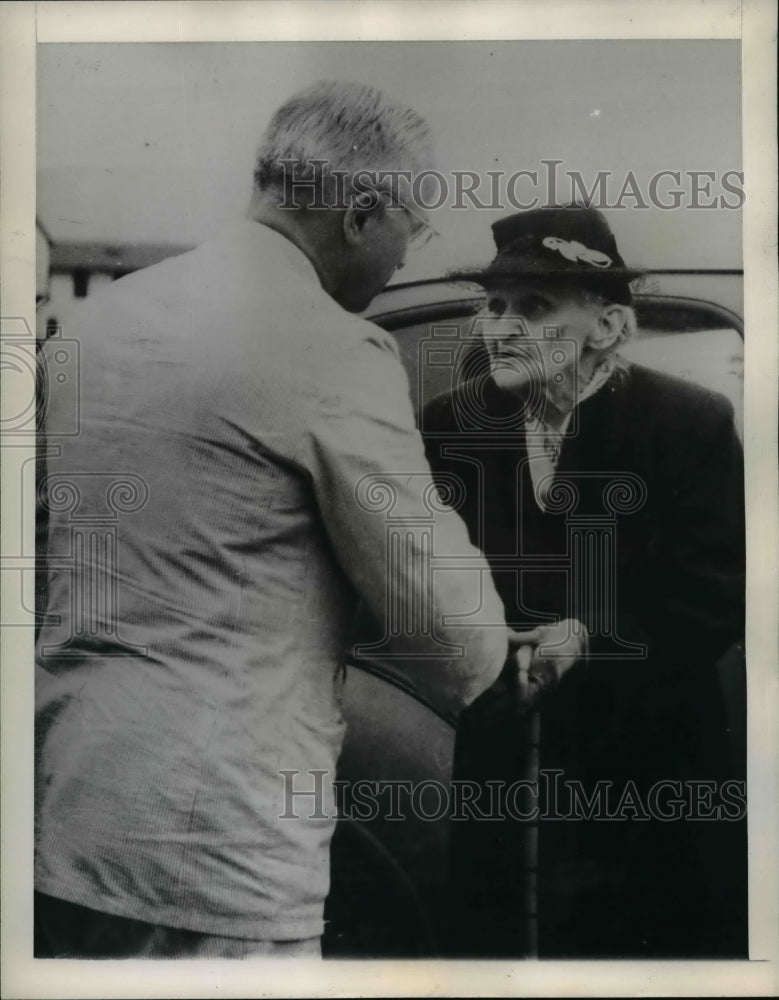 1945 Press Photo Mrs. Martha Truman-President Harry S. Truman-Fairfax Airport- Historic Images