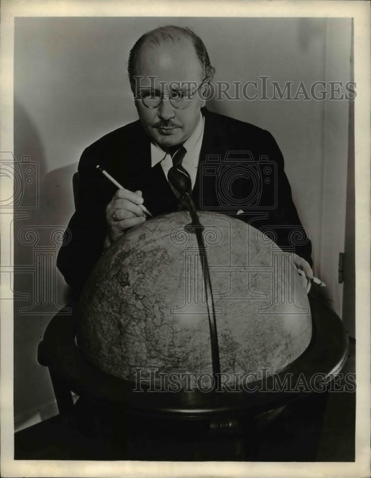 1944, William L. Shirer, internationally known news commentator - Historic Images