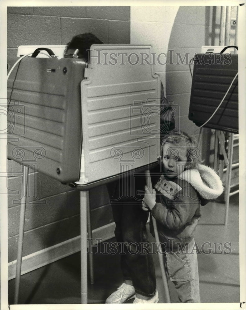 1985 Press Photo Elizabeth with mother in a voting booth at Boulevard School - Historic Images