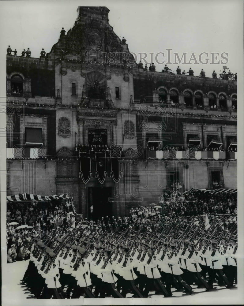 1961 Press Photo Mexican Military Forces -National Palace-Mexico&#39;s Independence - Historic Images