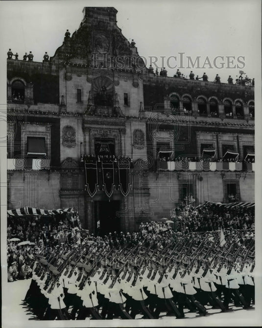 1961 Press Photo Mexican Military Forces -National Palace-Mexico's Independence - Historic Images