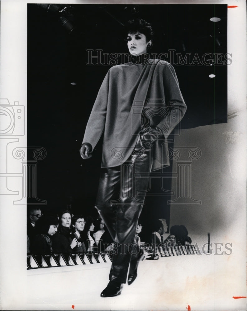 1981 Press Photo Anne Klein, soft shoulder-fling jacket - cvb08780 - Historic Images