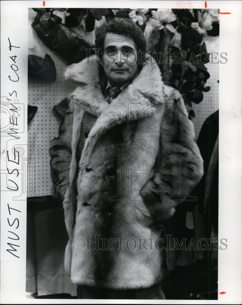 1981 Press Photo Must use men&#39;s coat - cvb08788 - Historic Images