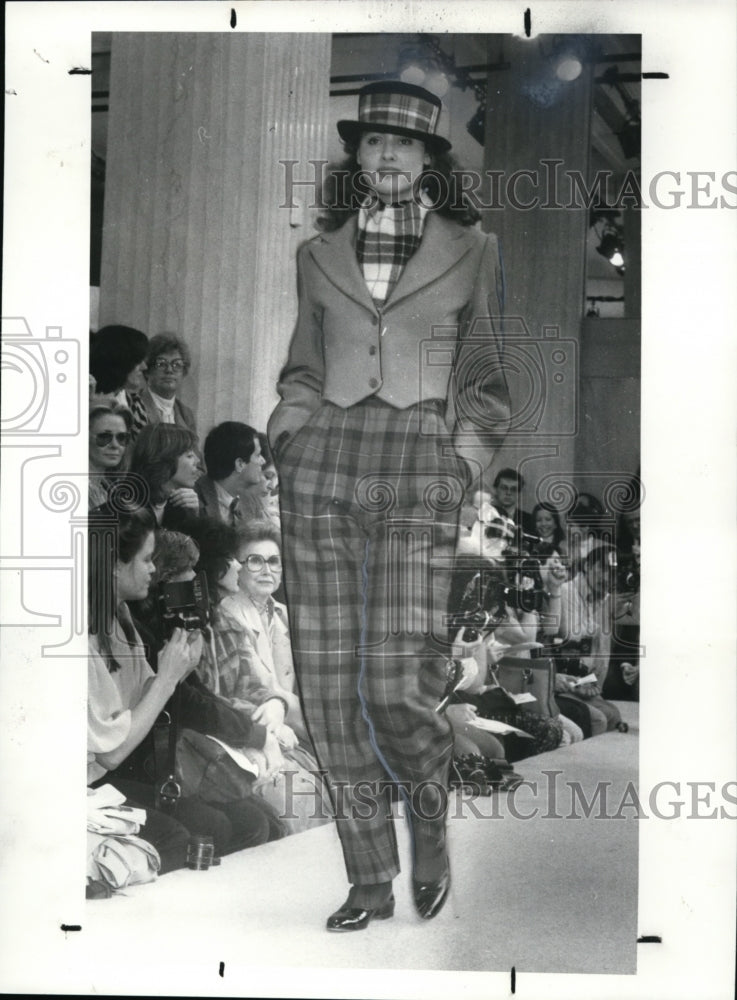 1982 Press Photo Perry Ellis -- Fall 82 fashion showing in New York City - Historic Images