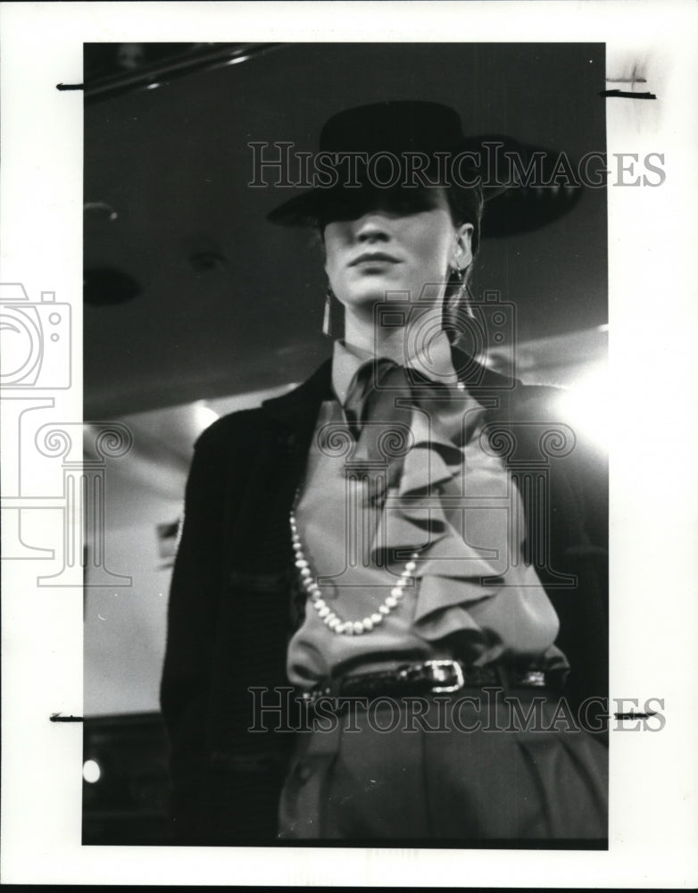 1982 Press Photo Calvin Klein -- Fall &#39;82, ruffled blouse plus bow and pearls - Historic Images