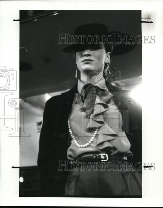 1982 Press Photo Calvin Klein -- Fall '82, ruffled blouse plus bow and pearls - Historic Images