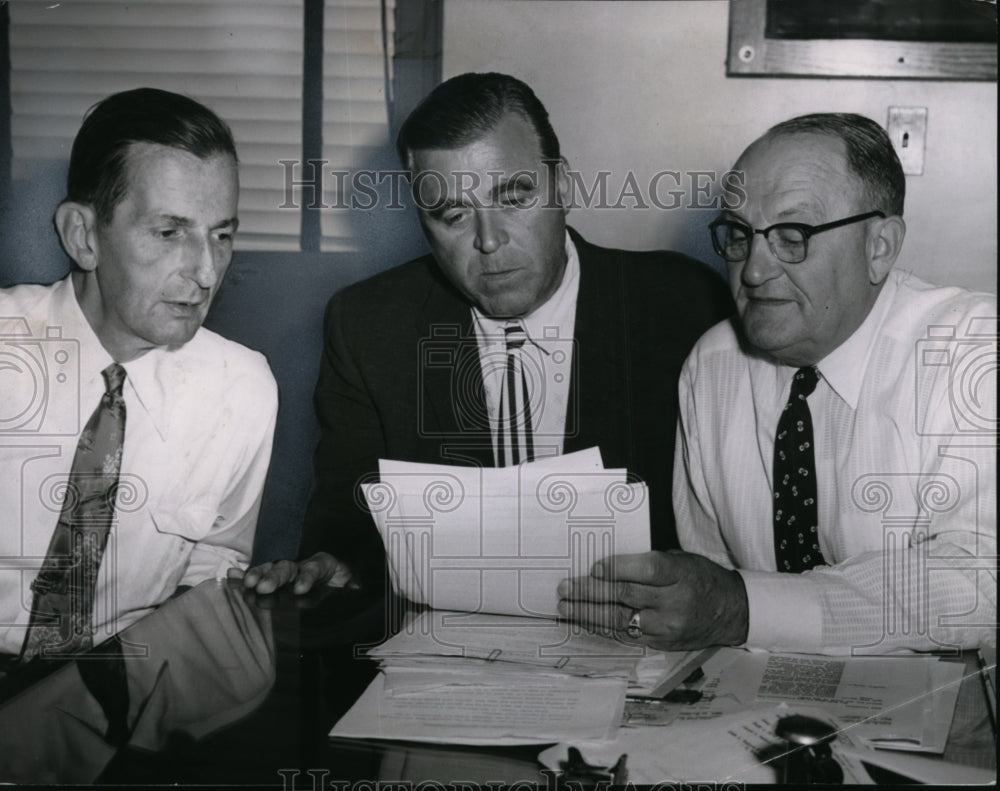 1954 Press Photo Captain David Kerr, Frank Story, James MacArthur - cvb08816 - Historic Images