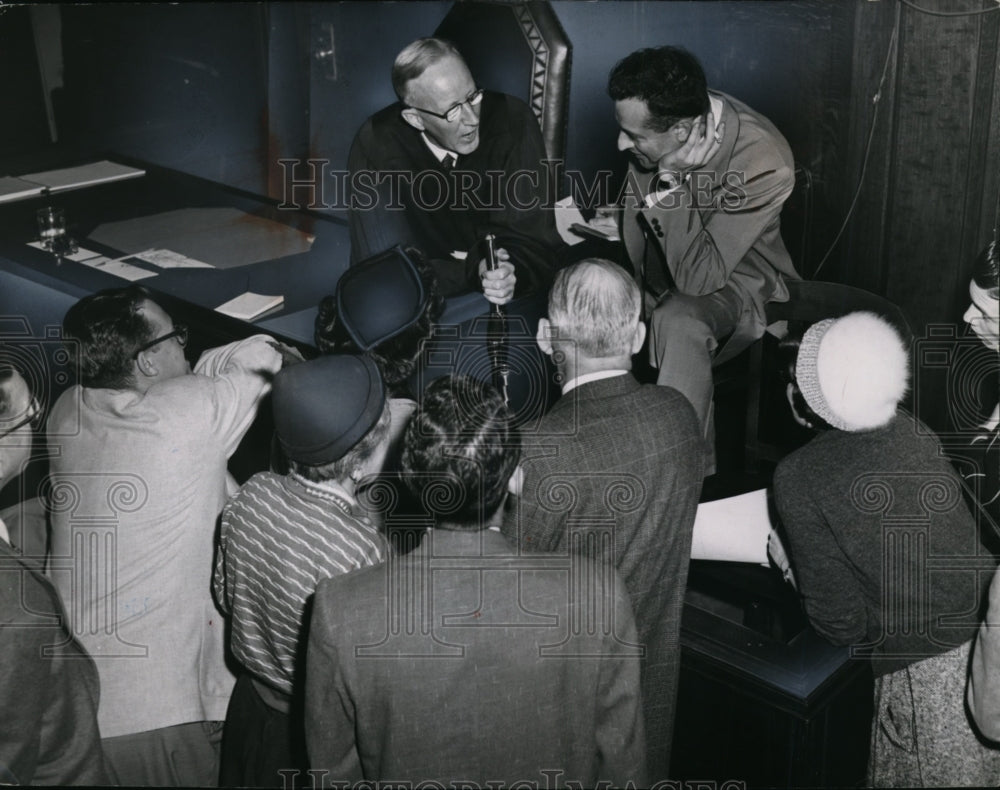 1954 Press Photo Judge Edward Blythn chats from the bench - cvb08831 - Historic Images