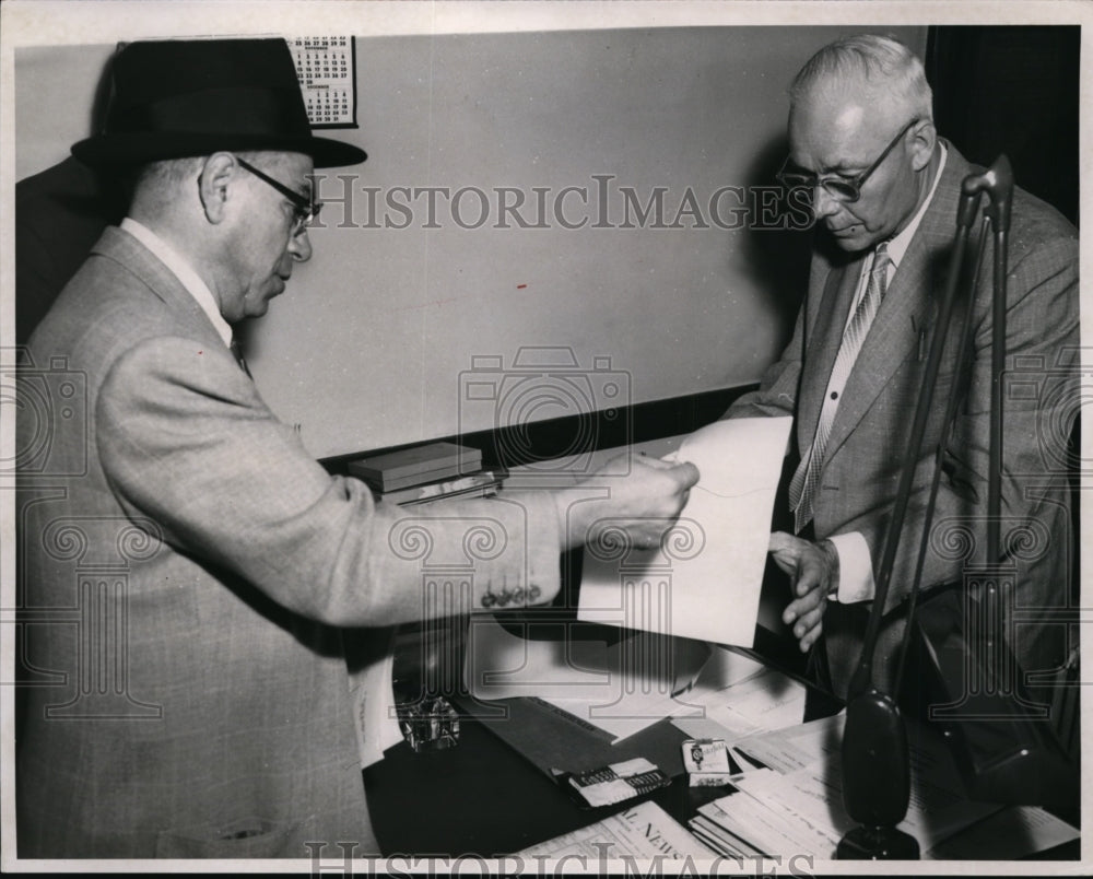Press Photo Atty Fred Carmone hands change of venue papers to Coy Pros John J. - Historic Images
