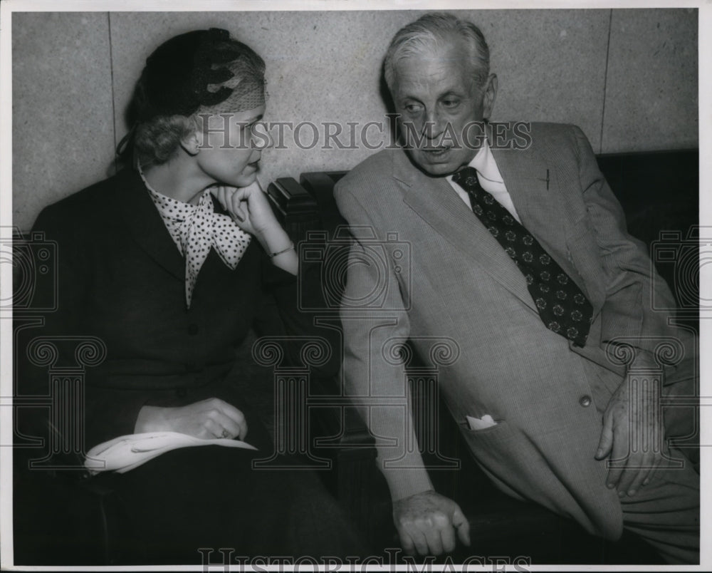 1954 Press Photo Mrs. Stephen Sheppard confers with Atty Wm Corrigan in hallway - Historic Images