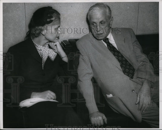 1954 Press Photo Mrs. Stephen Sheppard confers with Atty Wm Corrigan in hallway - Historic Images