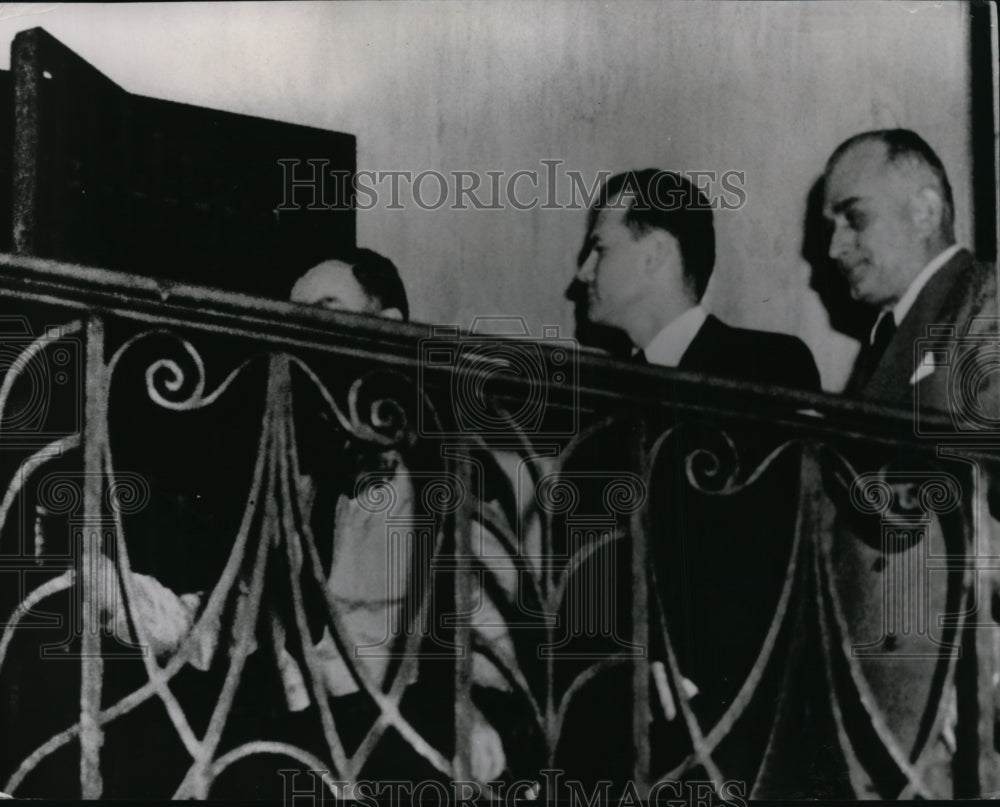 1954 Press Photo Deputy Sherif James Kilroy (left) escorts the murder defendent - Historic Images
