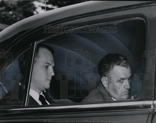 1954 Press Photo Dr. Samuel H. Sheppard (left) handcuffed to Deputy Sheriff - Historic Images